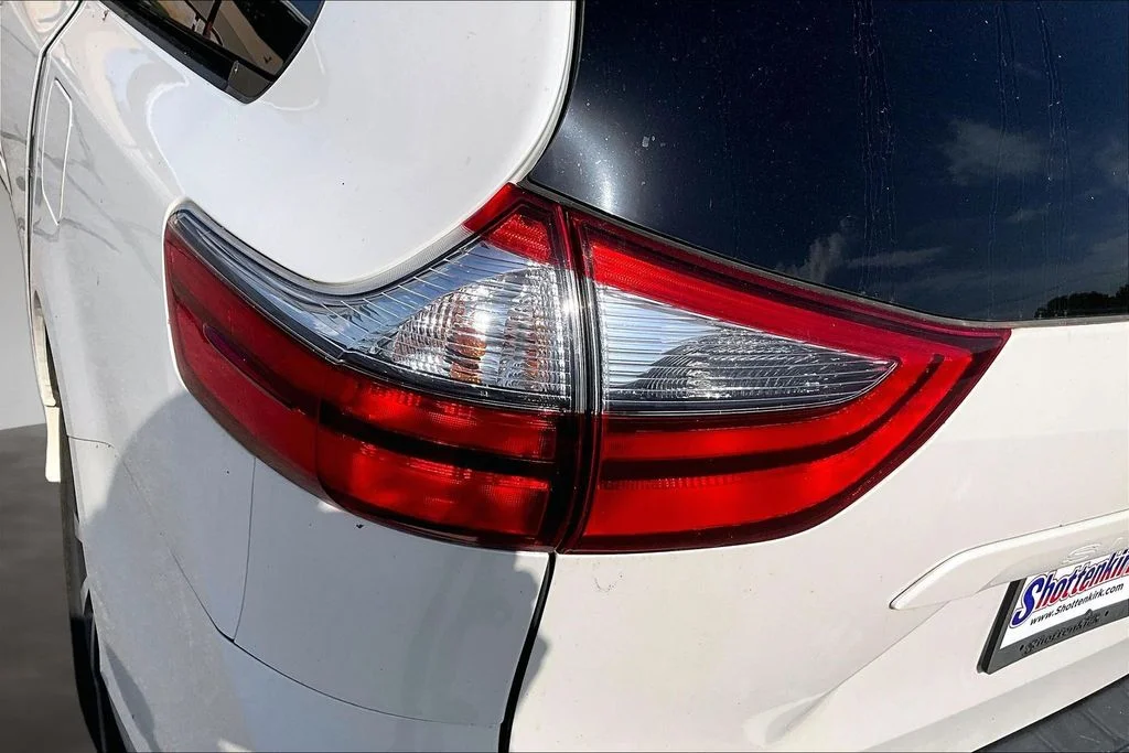 Used 2020 White Toyota XLE Premium image 22