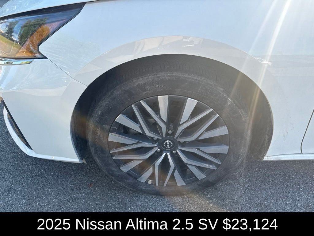 Used 2025 Glacier White Nissan 2.5 SV image 9