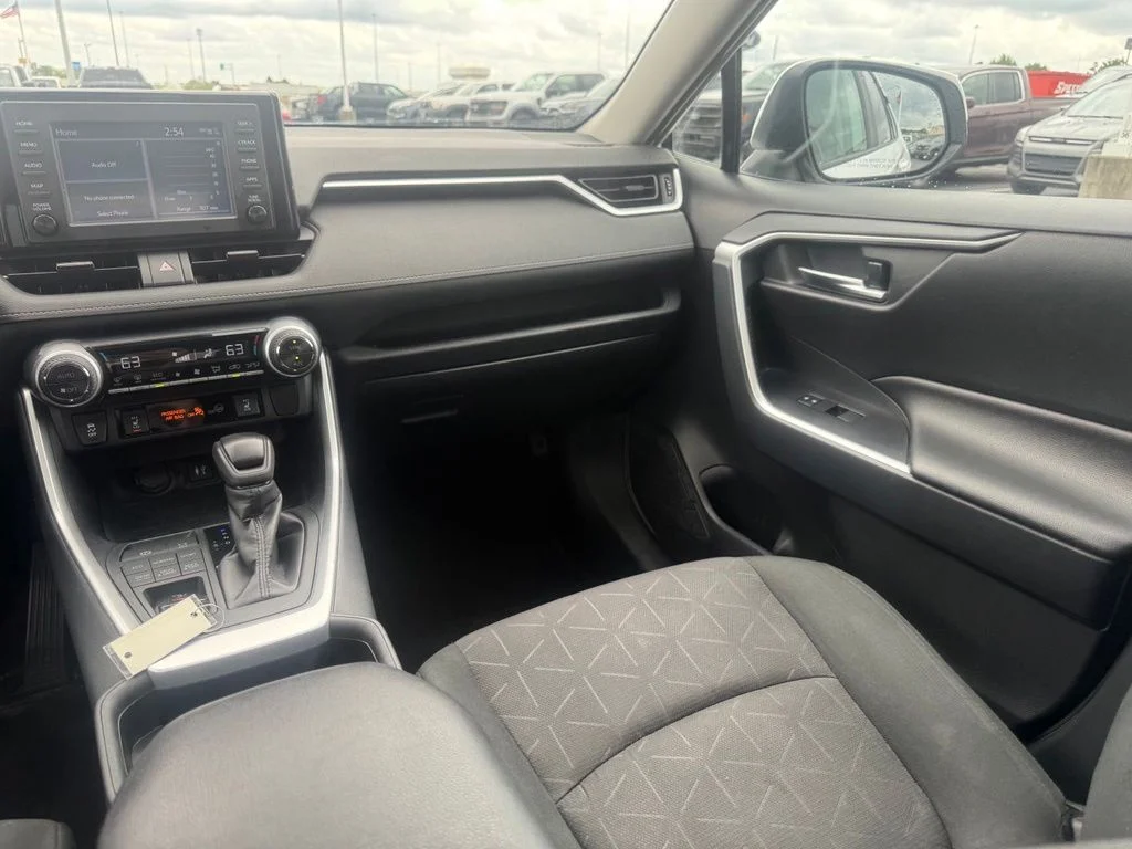 Used 2019 White Toyota XLE image 34