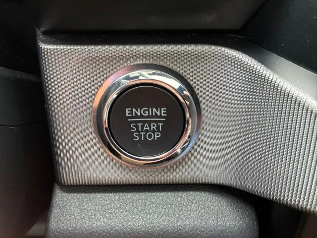 Used 2025 White Metallic Ford Platinum image 29