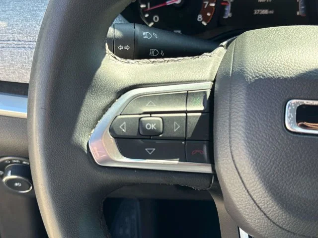 Used 2025 White Jeep Latitude image 36