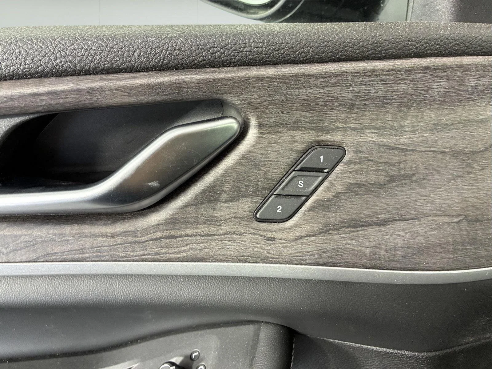 Used 2023 Ember Pearlcoat Jeep Limited image 28