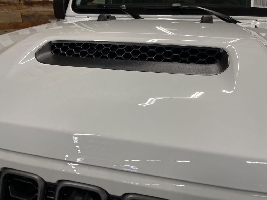 New 2026 Bright White Clear-Coat Exterior Paint Jeep Rubicon X image 10