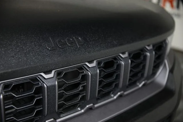 New 2026 Diamond Black Crystal Pearlcoat Jeep Altitude image 25