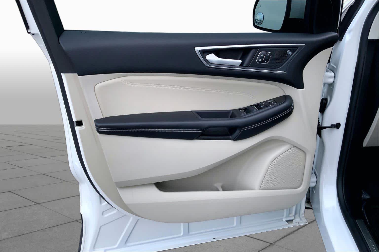 Used 2022 Star White Metallic Tri-Coat Ford Titanium image 21