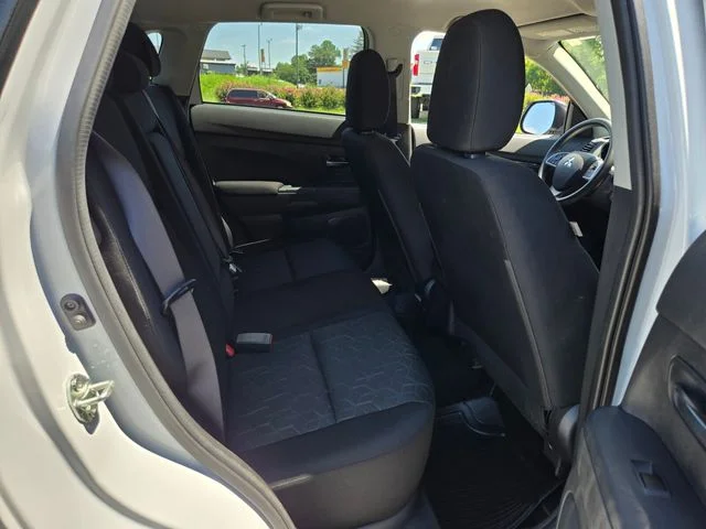 Used 2024 White Mitsubishi  image 19