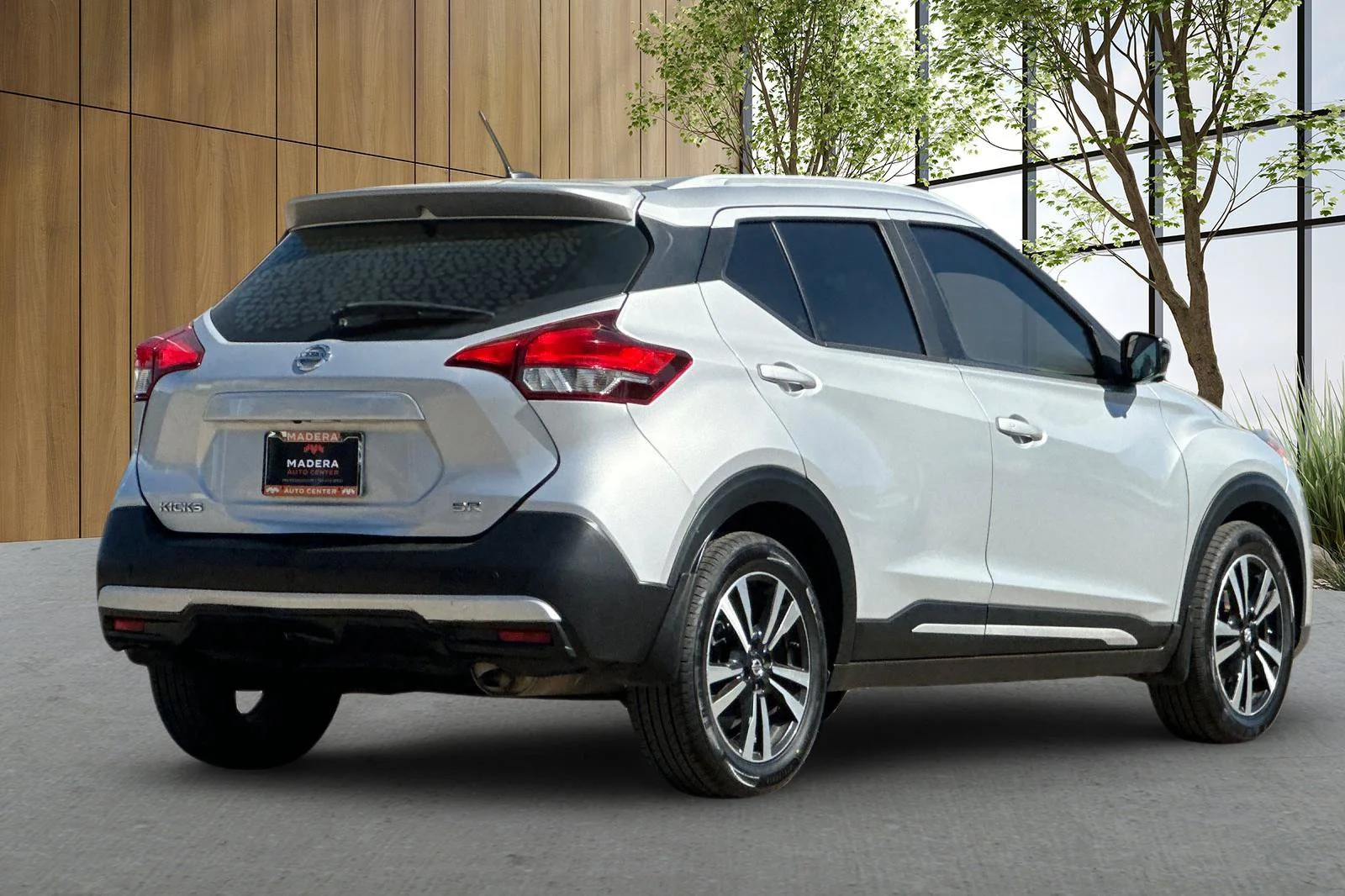 Used 2019 Silver Nissan SR image 4