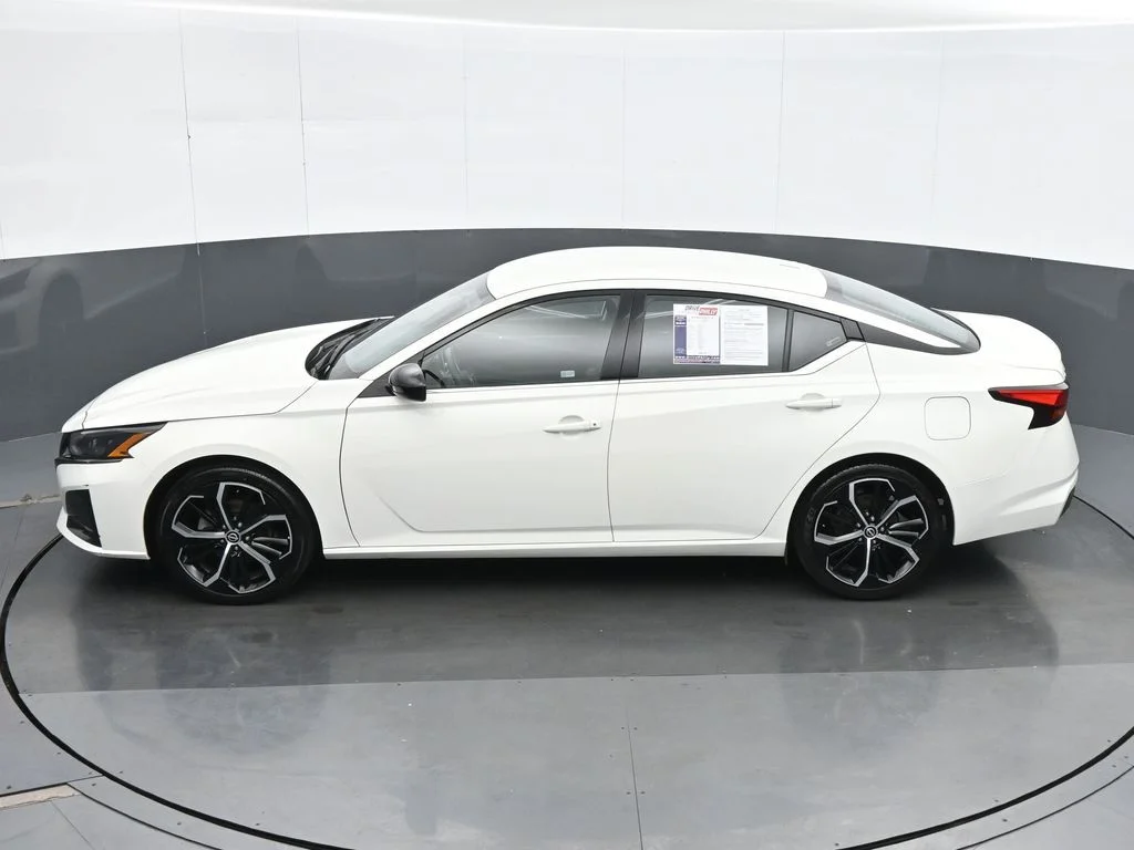 Used 2025 White Nissan 2.5 SR image 19