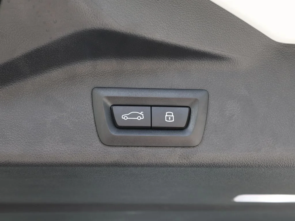 Used 2026 White BMW sDrive40i image 10