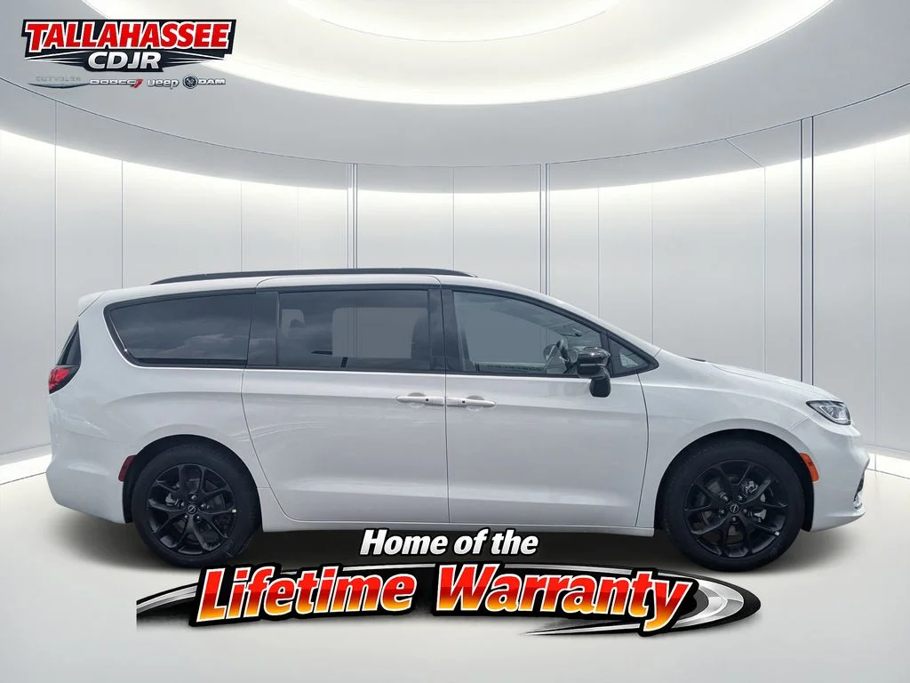 New 2026 Bright White Clear-Coat Exterior Paint Chrysler Limited image 2