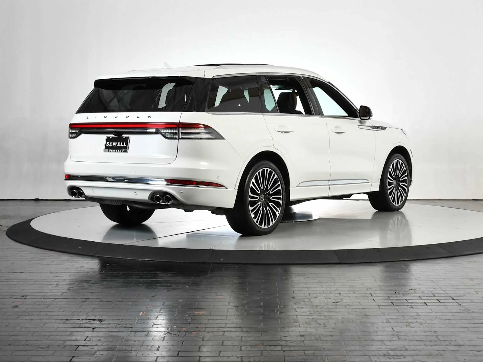 Used 2024 Pristine White Metallic Tri-Coat Lincoln Black Label image 6