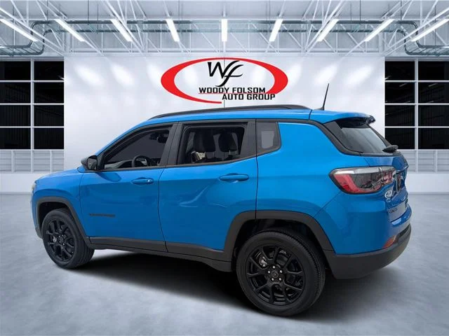 New 2026 Hydro Blue Pearl-Coat Exterior Paint Jeep Latitude image 5