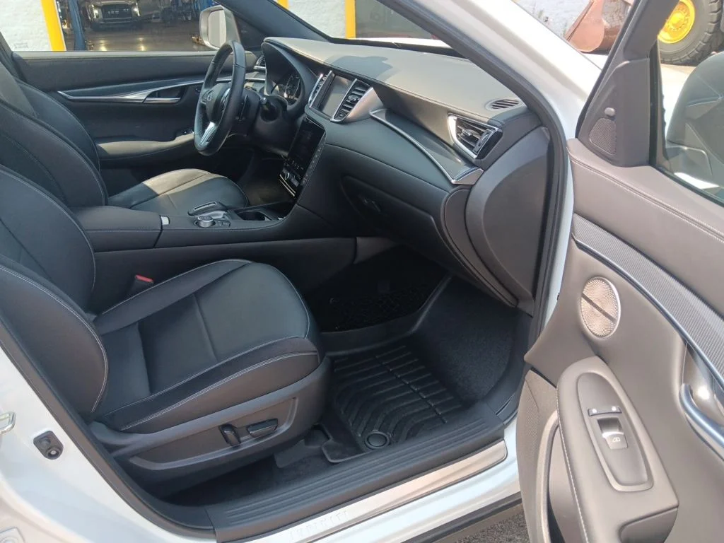 Used 2025 Radiant White INFINITI SPORT image 32