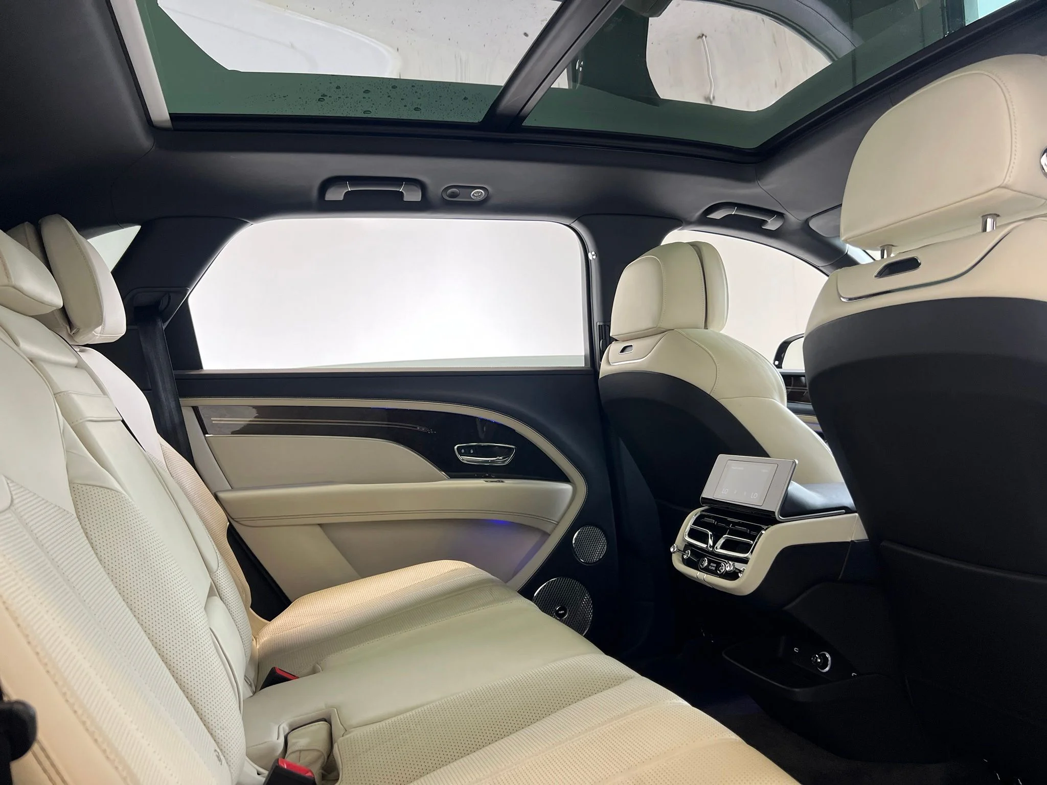 Used 2023 Blue Bentley  image 22