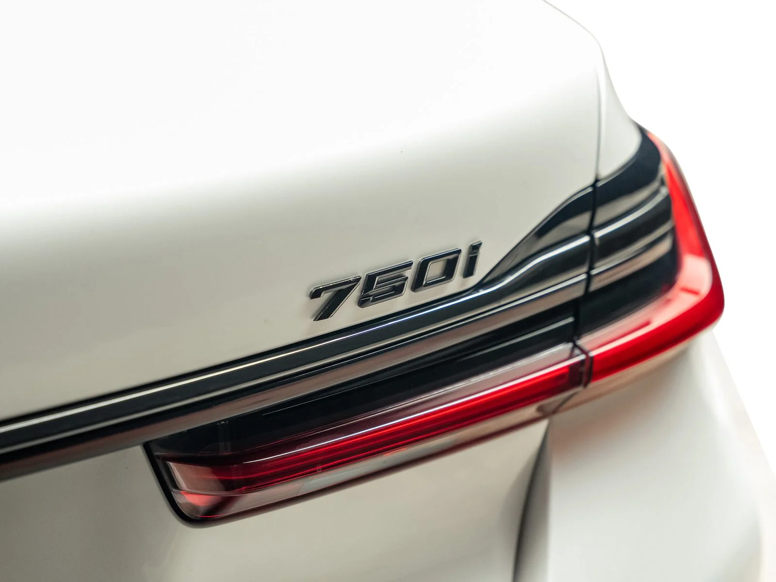 Used 2021 White BMW 750i xDrive image 20