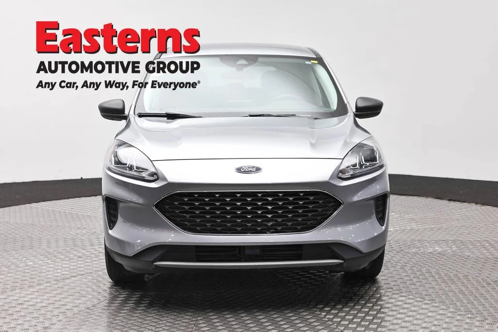 Used 2022 Silver Ford SE image 2