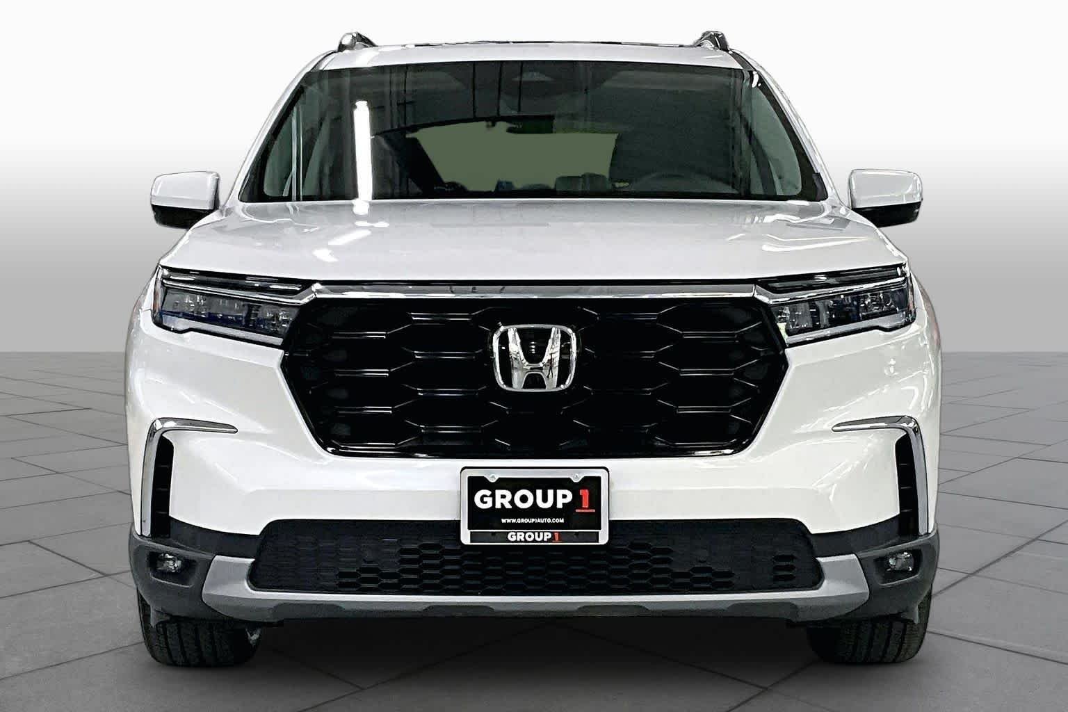 Used 2025 Platinum White Pearl Honda Touring image 4