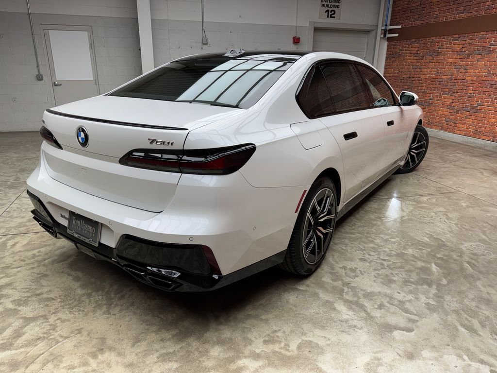 2025 BMW 7 Series 760i - Photo 6