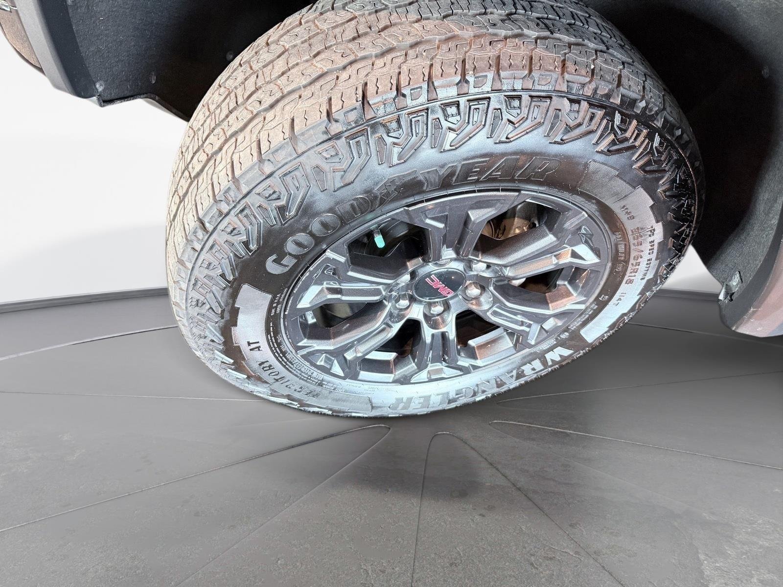 Used 2025 Onyx Black GMC Elevation image 47
