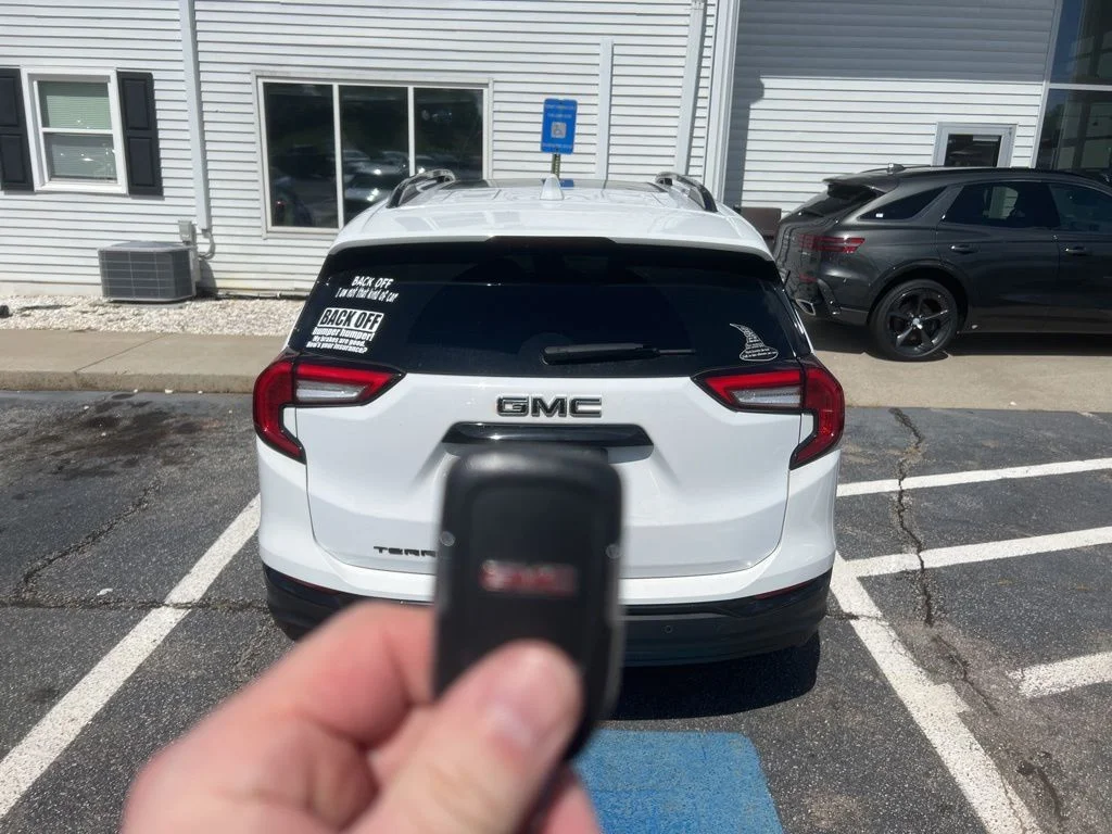 Used 2023 White GMC SLE image 4