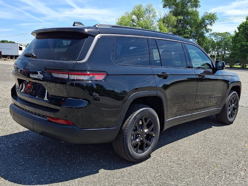 New 2026 Diamond Black Crystal Pearl-Coat Exterior Paint Jeep Laredo Altitude image 8