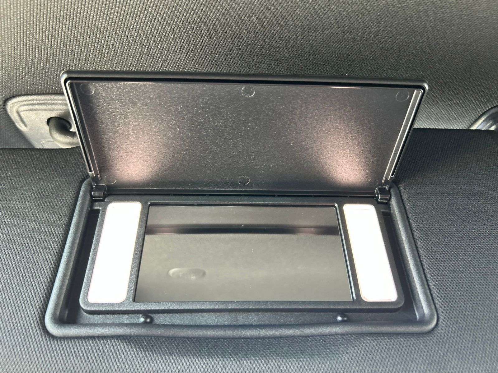 New 2026 Silver Zynith Exterior Paint Jeep Limited image 32