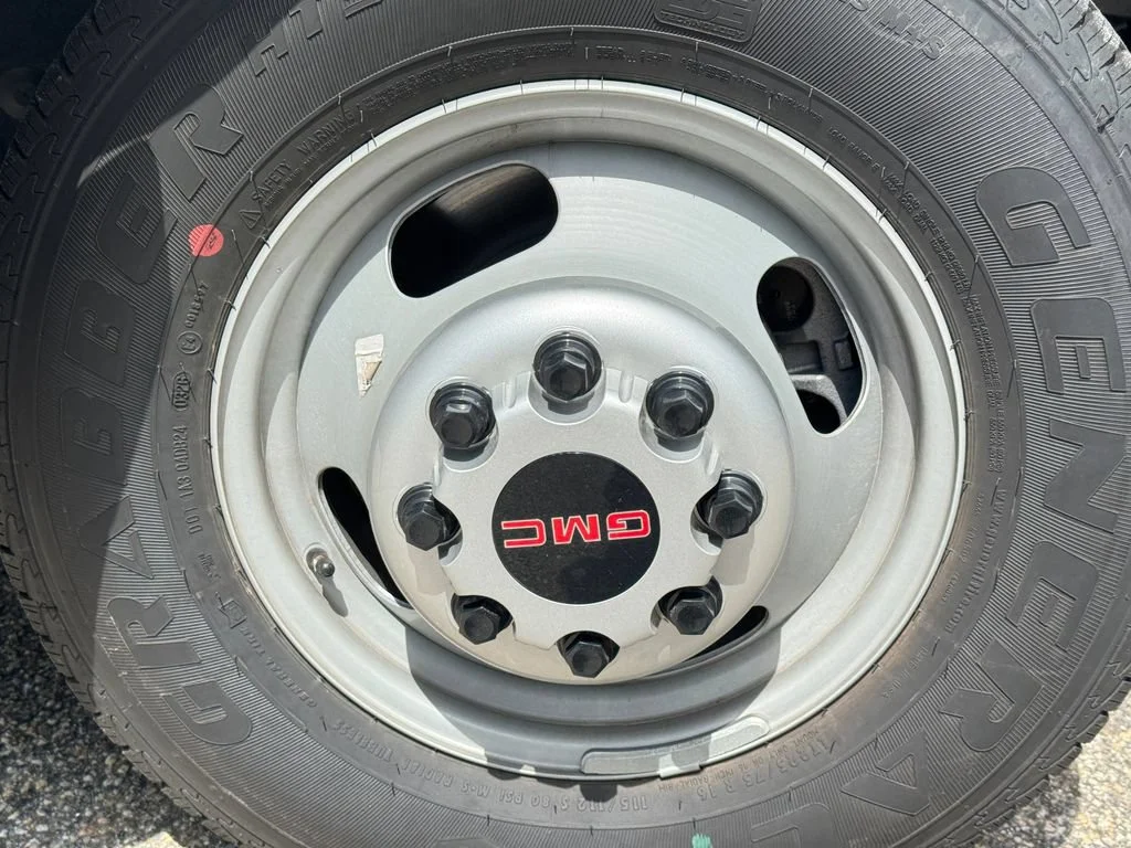New 2026 Summit White GMC 2WT image 4