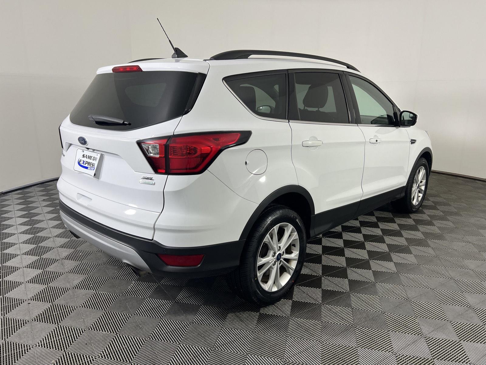 Used 2019 Oxford White Ford SEL image 25
