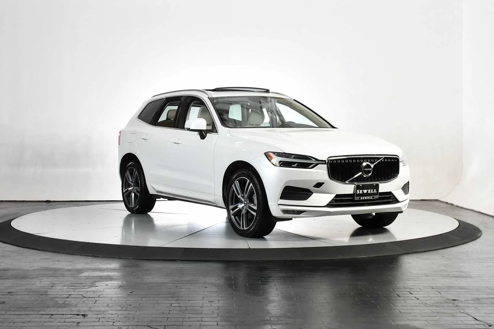 Used 2021 Crystal White Metallic Volvo Momentum image 7