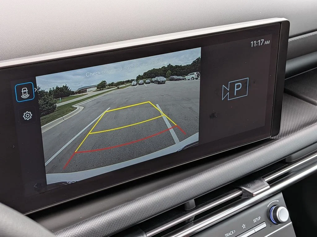 Used 2025 White Hyundai SE image 18