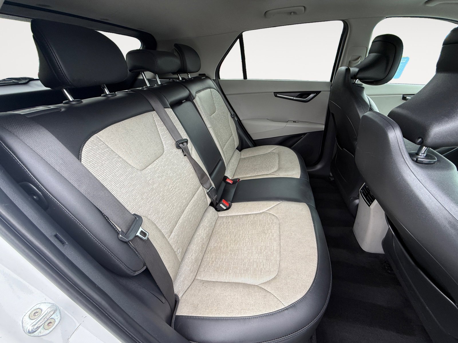 Used 2023 Snow White Pearl Kia Wave image 18