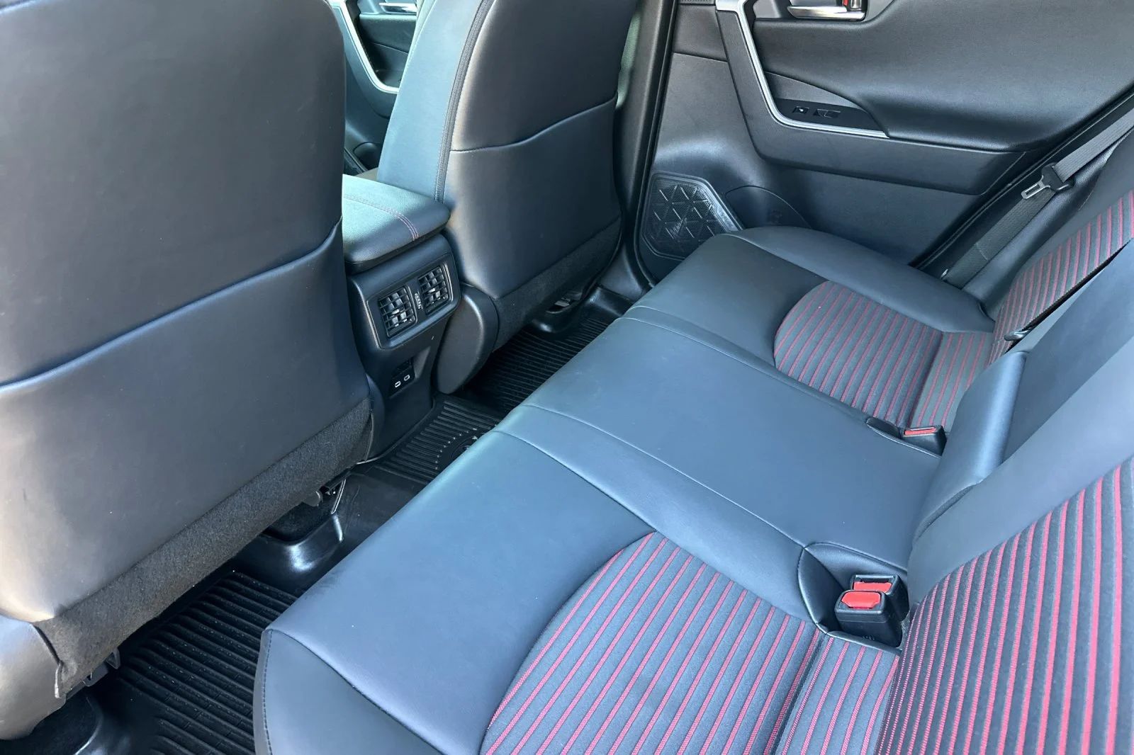 2024 Toyota RAV4 XSE - Photo 8