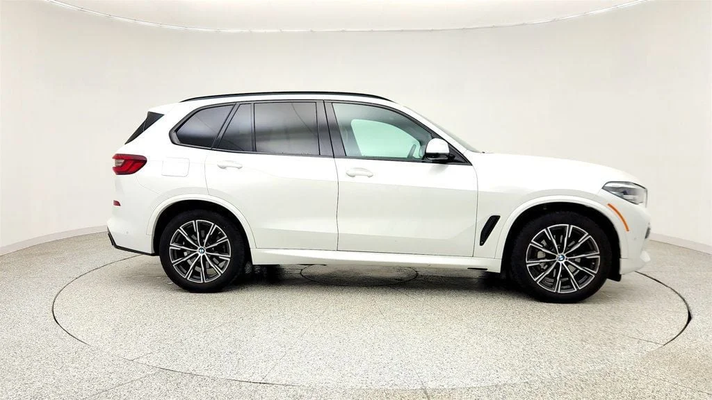 Used 2023 Mineral White Metallic BMW xDrive40i SAV w/ M Sport Package & Premium Package image 4