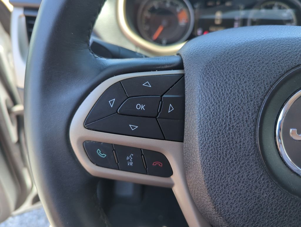 Used 2017 White Jeep Latitude image 22