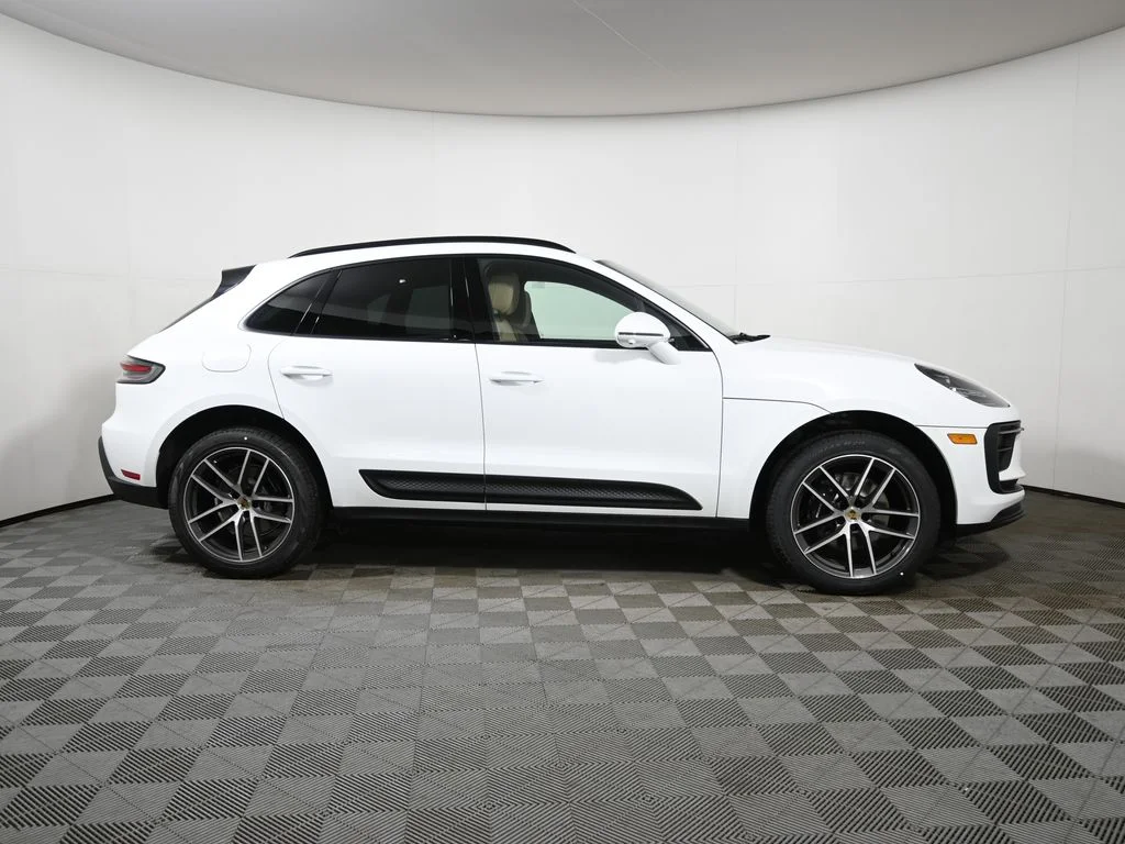 2026 Porsche Macan - Photo 8