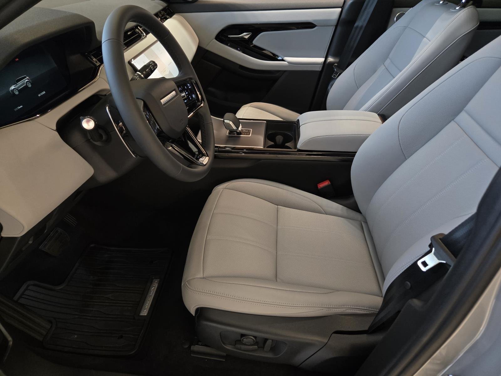 New 2026 Seoul Pearl Silver Land Rover Core S image 29