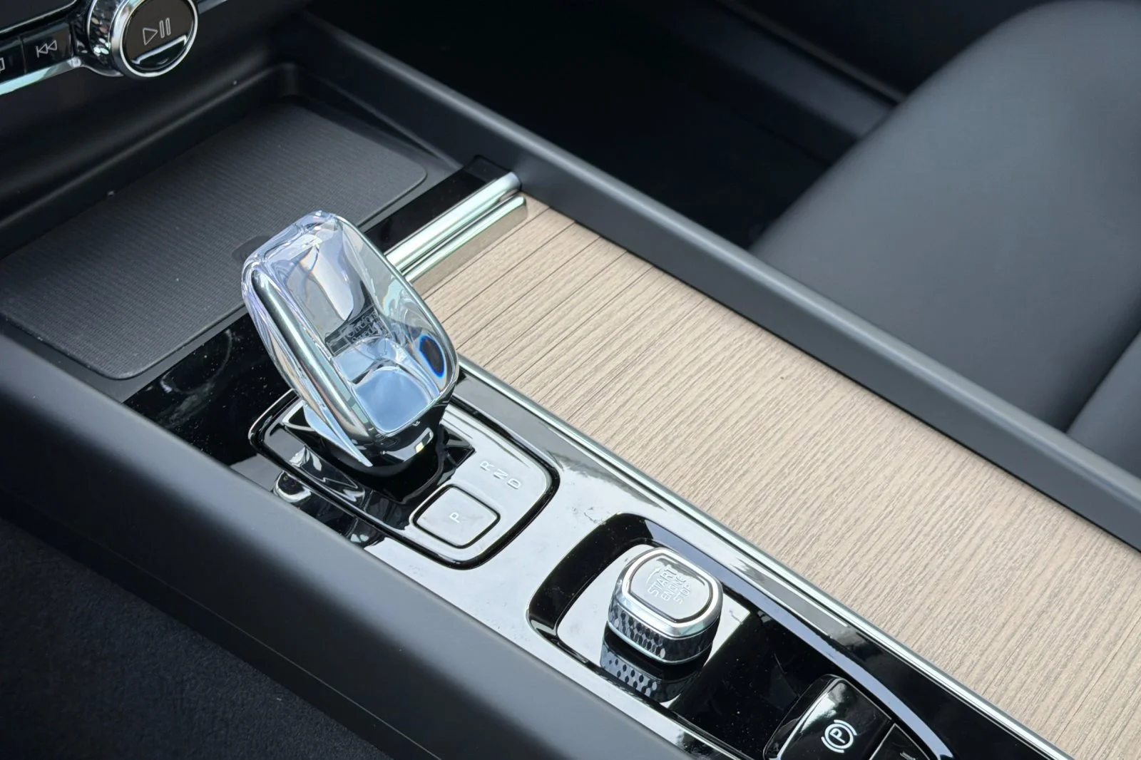 New 2026 CRYSTAL WHITE Volvo Plus image 17