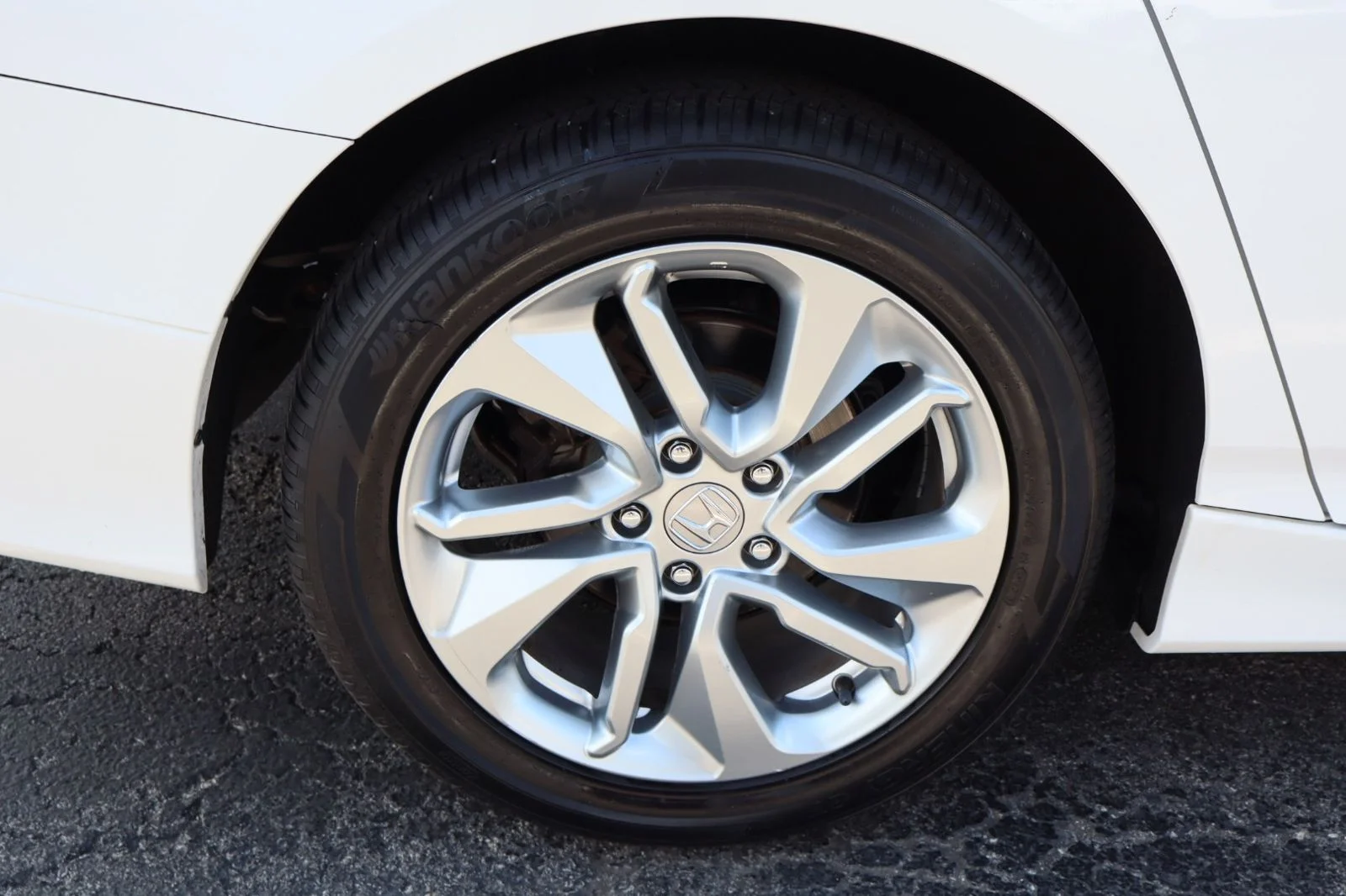 Used 2018 White Honda LX image 38