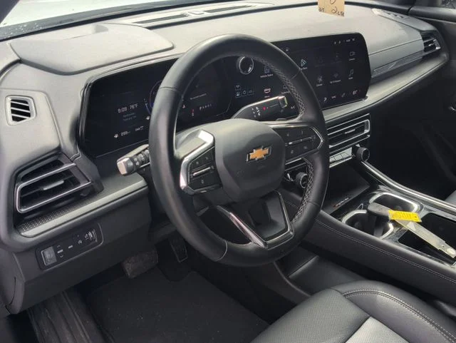 Used 2025 White Chevrolet LT image 12
