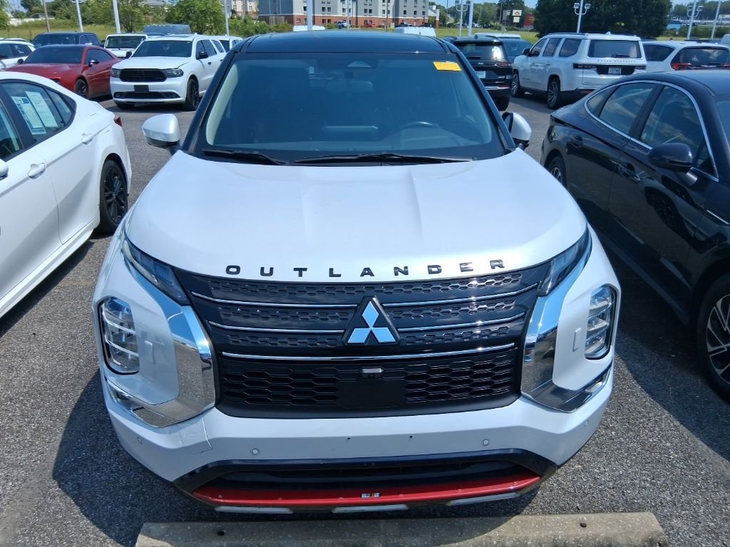 Used 2024 White Mitsubishi SE image 1