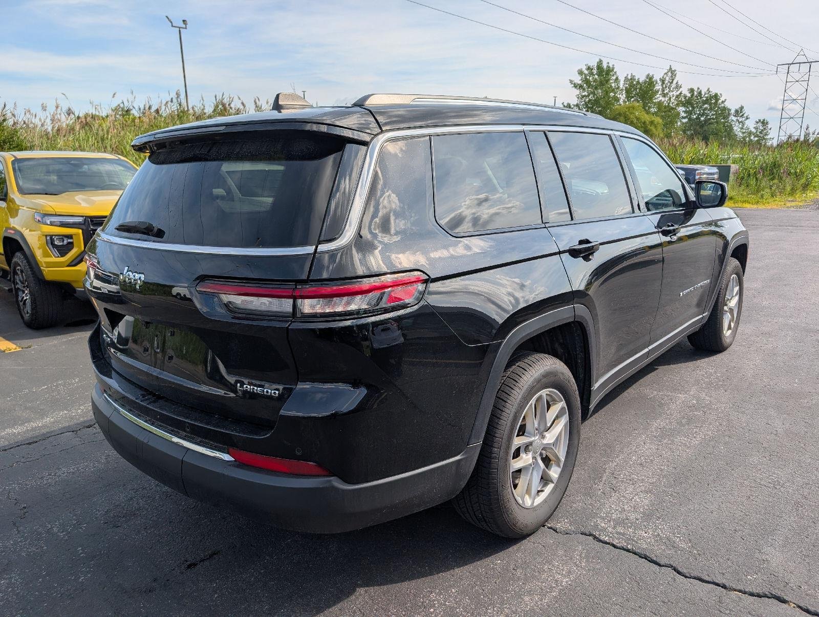 Used 2023 Diamond Black Crystal Pearlcoat Jeep Laredo image 7