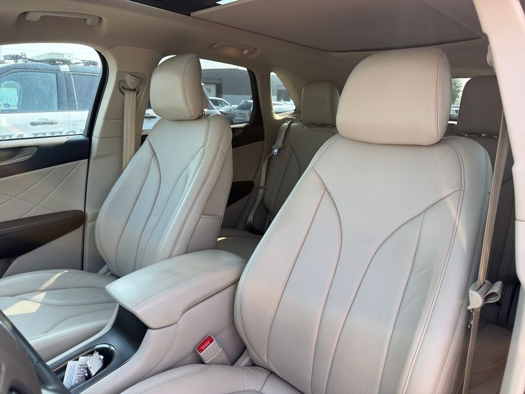 Used 2018 White Platinum Clearcoat Metallic Lincoln Reserve image 16