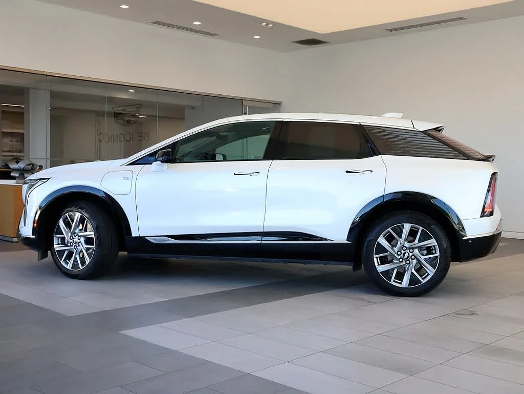Used 2025 Cadillac OPTIQ Luxury 2 with VIN 3GYK3DMR2SS136958 for sale in Libertyville, IL