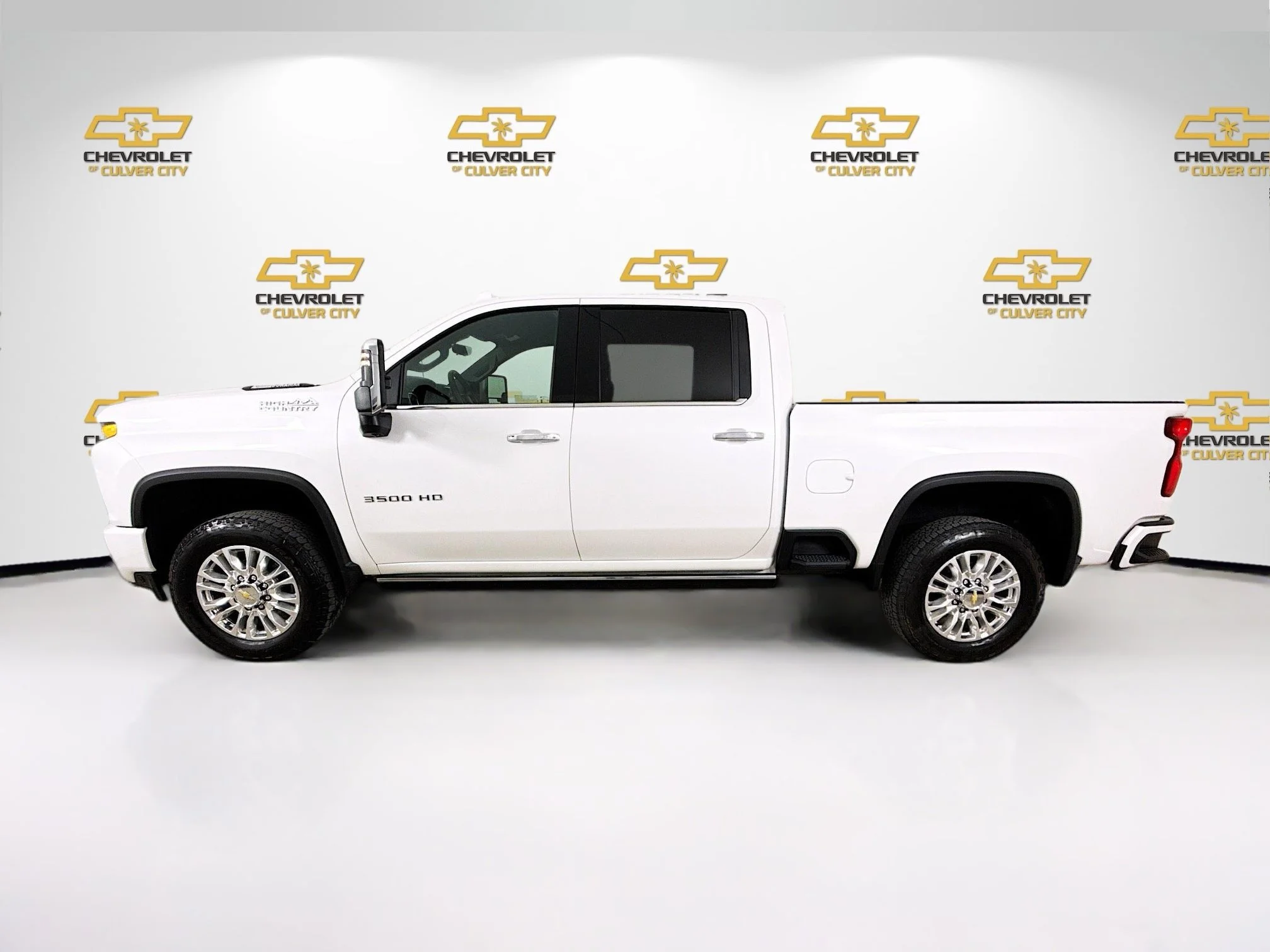 Used 2023 Iridescent Pearl Tricoat Chevrolet High Country image 5