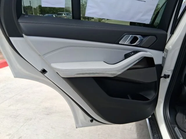 New 2026 Mineral White Metallic BMW sDrive40i image 15