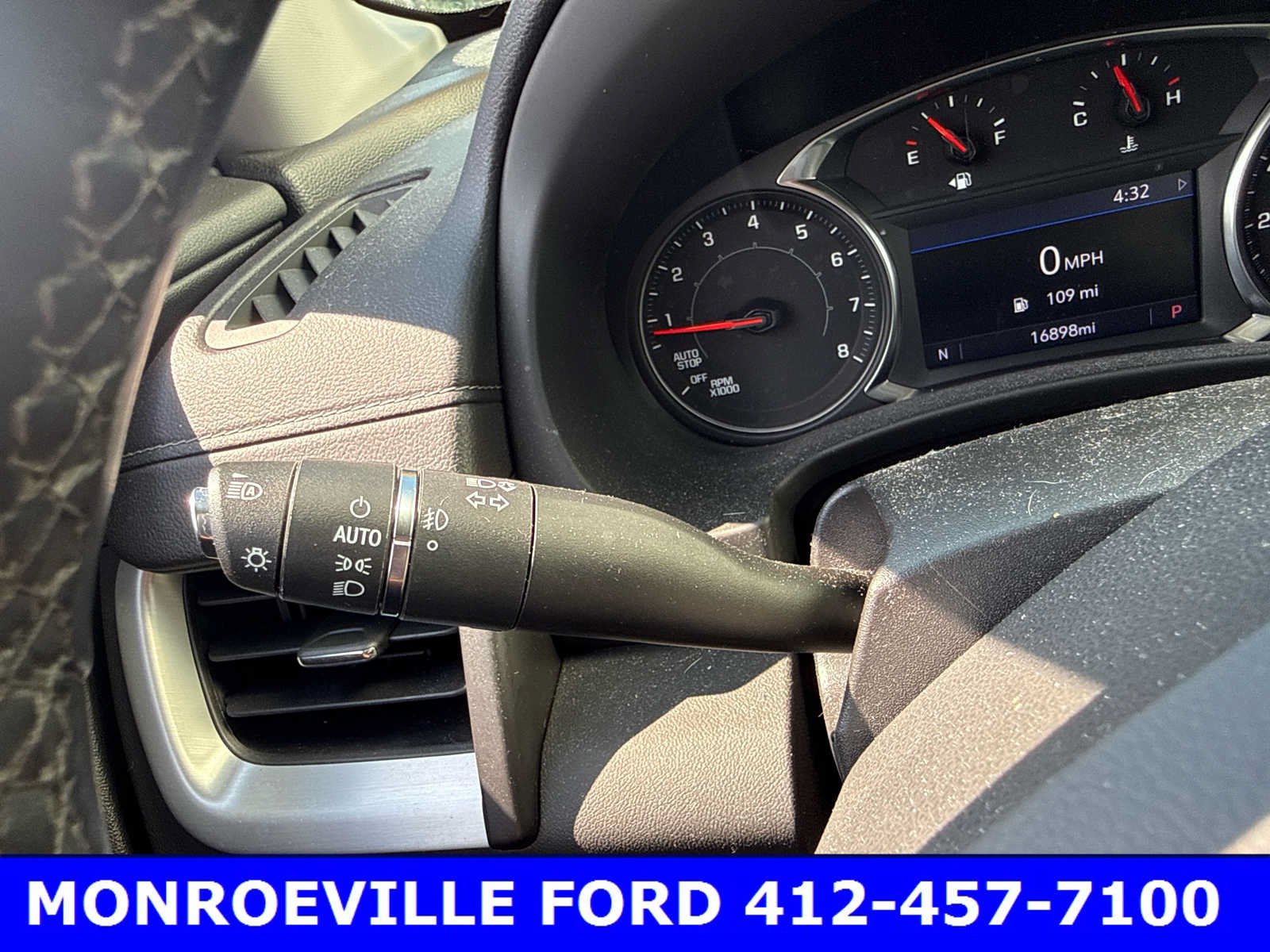Used 2023 White Frost Tricoat GMC SLT image 25