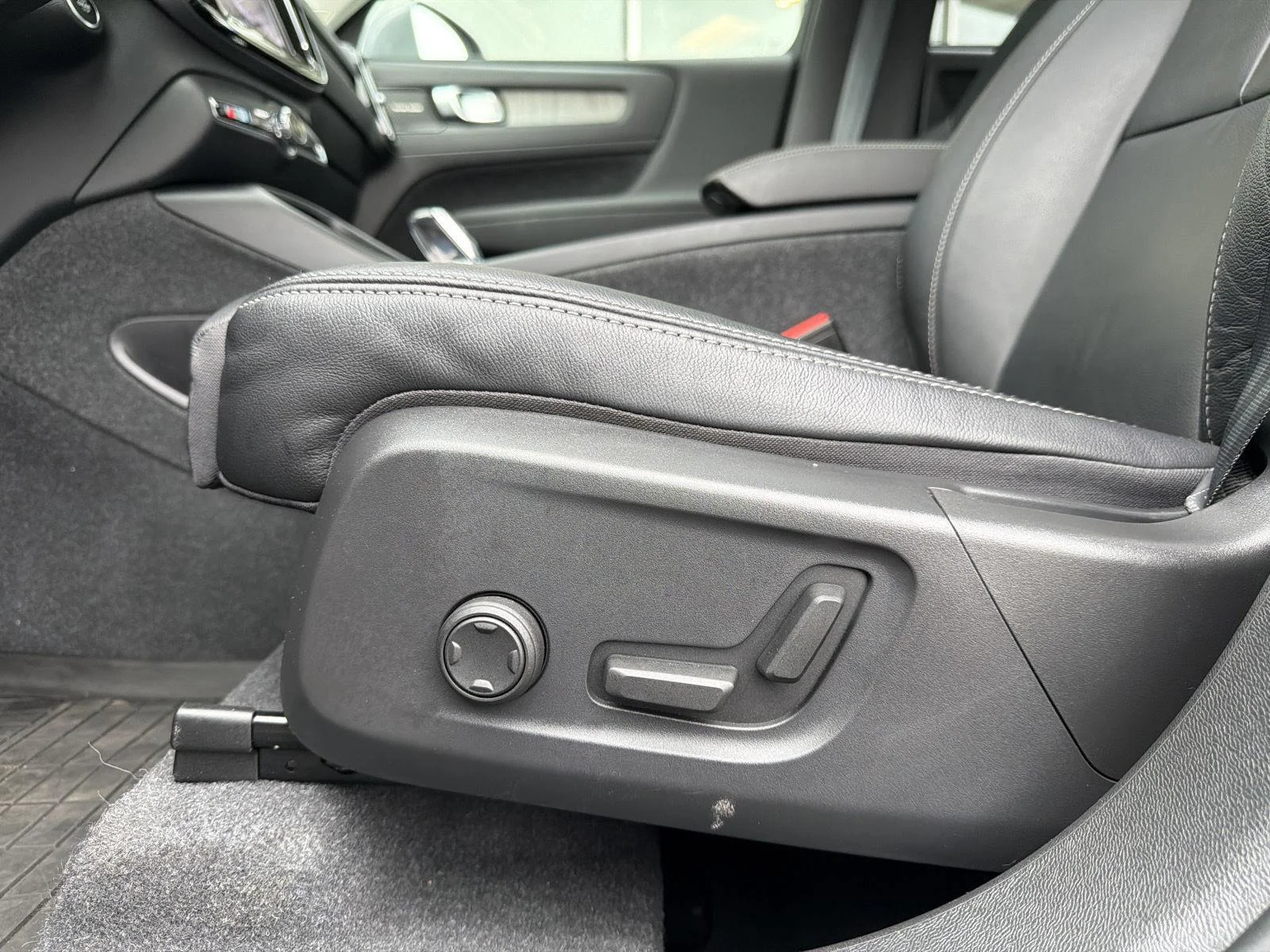 Used 2024 Vapor Grey Metallic Volvo Ultimate Bright Theme image 15