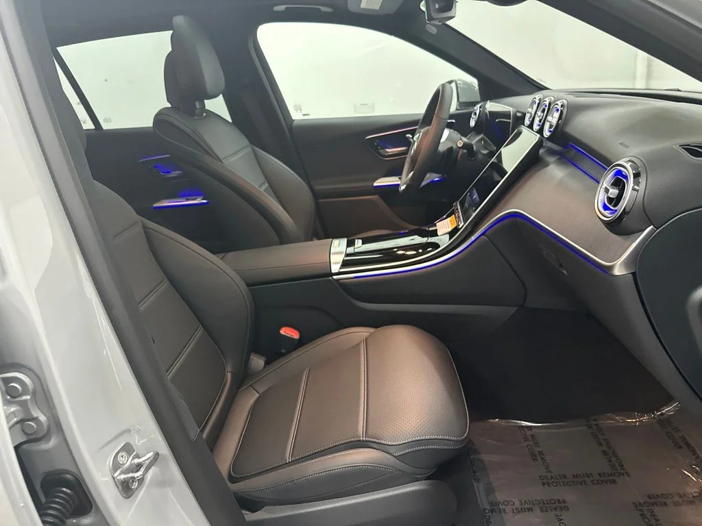 New 2027 White Mercedes-Benz GLC 300 image 28