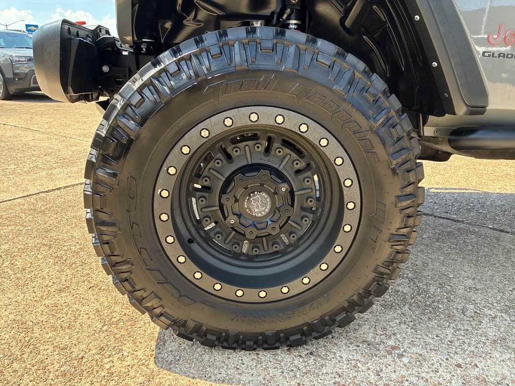 Used 2022 Gray Jeep Mojave image 27