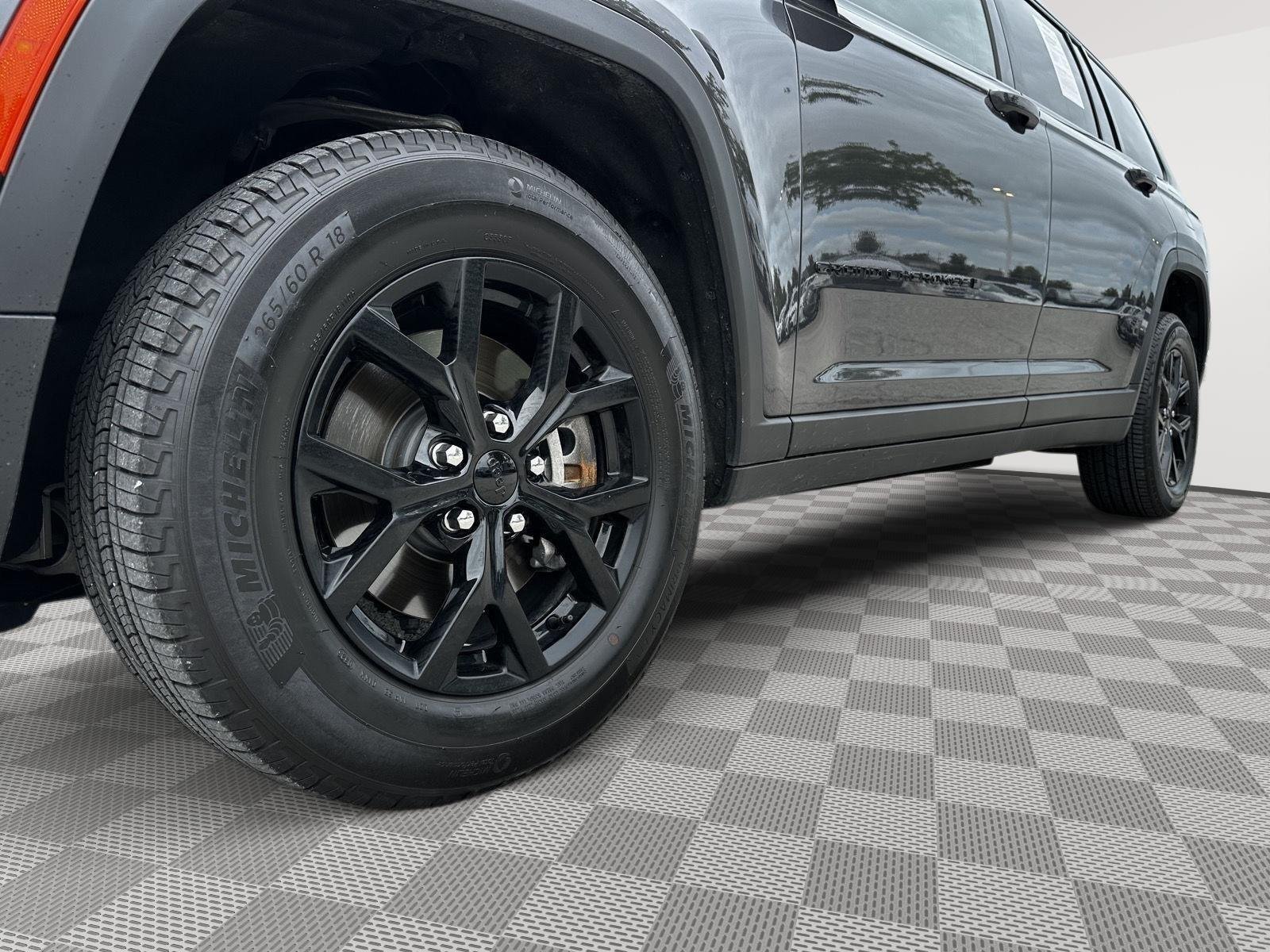 Used 2025 Baltic Gray Metallic Clearcoat Jeep Altitude X image 6